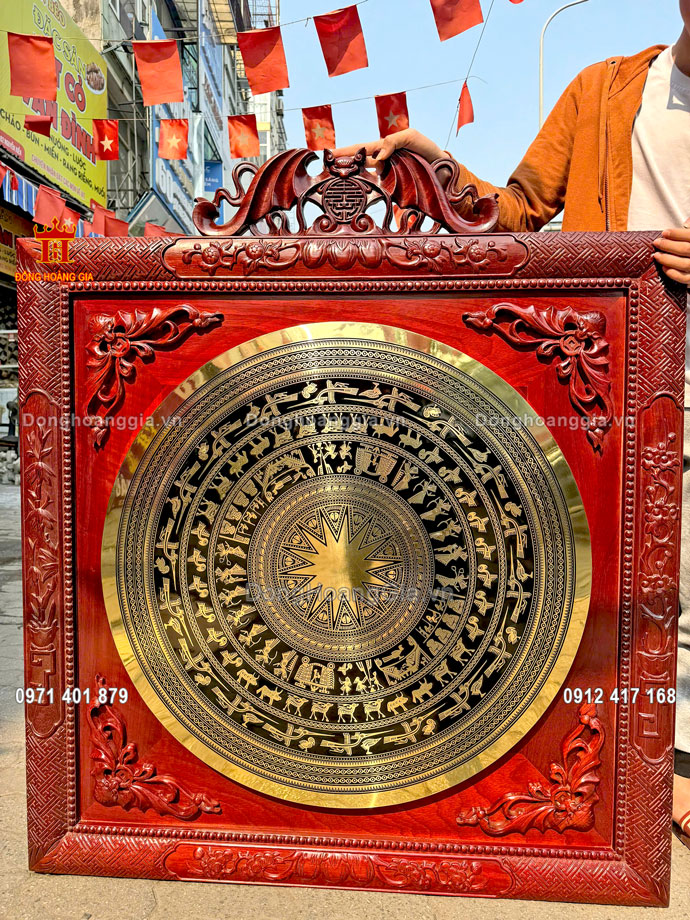 Tranh trống đồng ăn mòn phù hợp với những không gian như phòng khách, phòng thờ cúng sang trọng